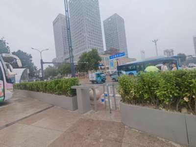 请山东省省委、济南市市委清除英雄山赤霞广场的一切围挡、花坛等障碍! 恢复赤霞广场原貌 ! 顺民意,得民心。