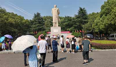 他们在困苦之极时,想到曾经有过伟大、辉煌的毛泽东时代,有过高福利的“五免”社会,有过严格的八小时工作制,就不约而同地向往毛泽东时代,呼唤着毛主席。