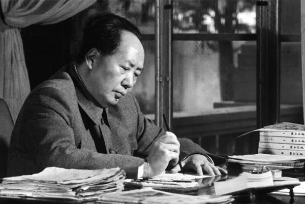 从史书中读出"特权不断自我复制"的铁律,从现实中验证"权力群体不会自我清洗"的真相,从人性中看透"好位置一旦坐稳就舍不得下来"的本能。然后他把这一切放在一起,得出一个让很多人不舒服、但无法回避的结论:靠自觉阻止特权,永远不可能成功。