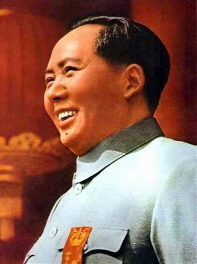 用毛泽东思想武装起来的中国人民是永远不可战胜的!