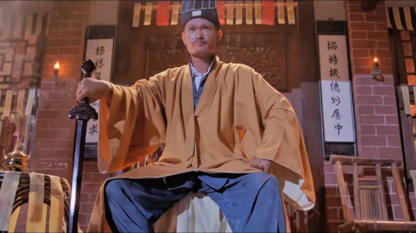 你不是被说服的,你是被吸引的、愉快地接受的,这才是文化统治的真正高明之处。…整个资本主义文化工业的策略:用最好看的糖衣包裹最有效的顺民药丸。
