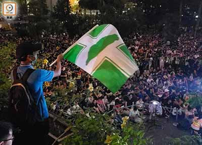 狐狸尾巴露出来了！“港独”集会公然勾结英美