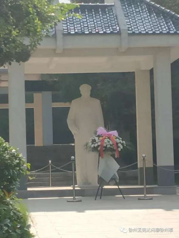 徐州市民纪念毛主席逝世四十六周年