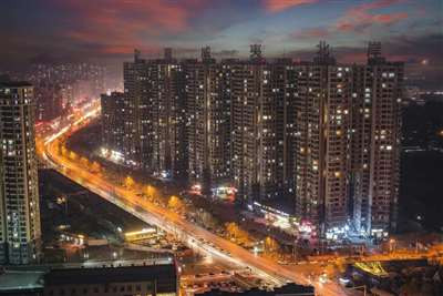 上下班两小时以上,1400万人忍受极端通勤,有你么?