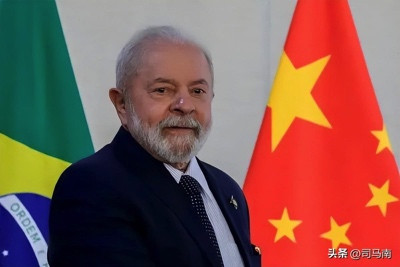 “思想上、政治上的路线正确与否,是决定一切的”。中国的改革开放是以坚持四项基本原则为前提的,这话不是政治术语,它关系到你的肚子,更关系到老百姓活命的事情。