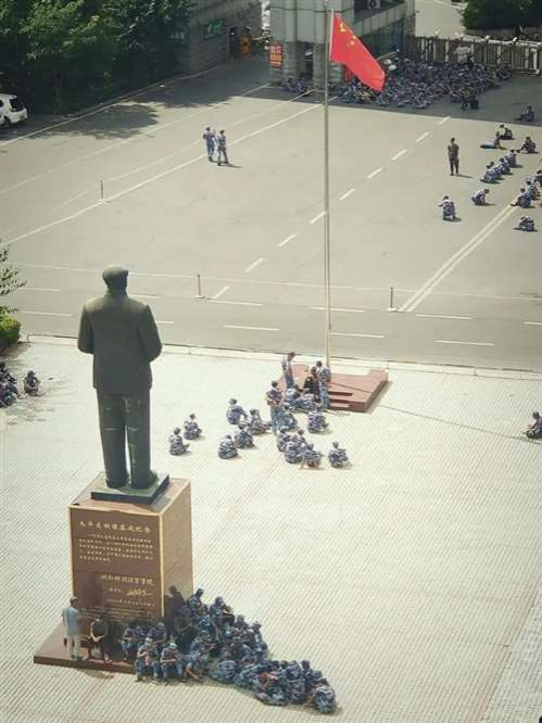 只要按照毛.主.席指引的新长征之路前进，像毛.主.席那样勇于自我革.命，像毛.主.席那样全心全意为人民服务，我们的党和人民，就一定能够战胜各种艰难险阻，就一定会像我们的航天员那样，经常说“感觉良好”！