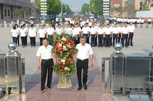 南街村举行纪念毛主席逝世43周年活动