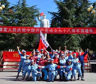保定人民“颂歌献给伟大的党”演唱会在毛主席雕像前广场隆重举行