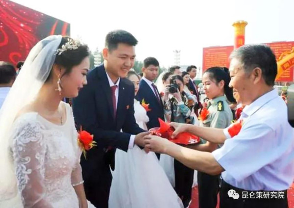 表面看来，这是资源配置不合理问题，但资源合理不合理，根子还是经济问题。解决光棍汉“脱贫”问题，还要解决从根本上经济脱贫问题，温饱解决了，还要富起来。满足温饱，只是脱贫的第一步，真正富起来，腰包鼓起来，把姑娘留住，肥水不往外人那里跑，这才是根本。如果照这个推理，有些地方，贫困帽子摘了，还远远不够，要留得住自己门口的姑娘，才是检验的标准。否则，只是吃饱了饭，这标准还是太低。这样看来，光棍汉娶媳妇的问题