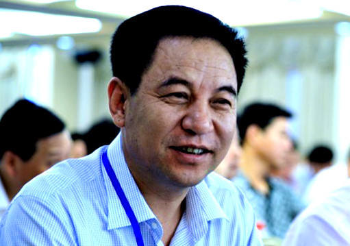 像“有水快流”这样事关全局的重大改革,如何没有调研报告的论证,也没有进行改革试点,仅仅就凭领导在某次会议上的一句讲话,就将整个矿山资源一下推入全民开矿的狂潮?并说什么要打破国家垄断,可事关国家命脉和子孙万代的矿产资源,国家不垄断谁垄断,不由国家规划谁能长远规划?而中国矿业腐败同房地产业的腐败,已是中国行业腐败最炫目的“姊妹花”!
