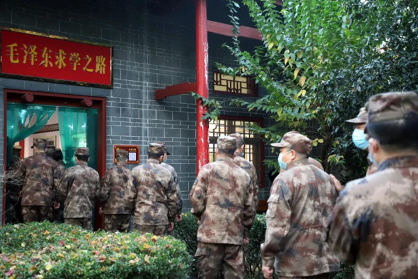 杨根思部队参观南街村——英雄的部队到文明的村庄