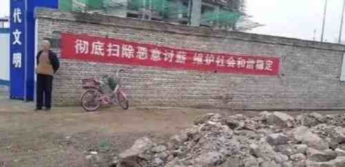 没有工资,农民工的父母如何看病,子女如何上学?这是不是也是破坏社会正常秩序的违法行为?最近几年,没多少人敢说自己过得很好,各种因素的影响下,我们的日子的确越来越不好过。但恰恰是在这样的条件下,我们万万不能再对不起这些辛勤工作的农民工,这是一个国家最基本的良心。
