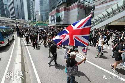愤慨：香港警察总部被暴徒包围