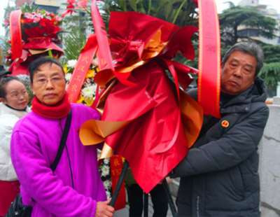武汉人民纪念毛主席诞辰132周年活动在武汉剧院举行(图片新闻)