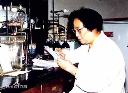 总有一些人，在讲到屠呦呦时，故意不提毛主席，不提毛时代，以为这样就可以蒙蔽群众，掩盖历史真相啦？