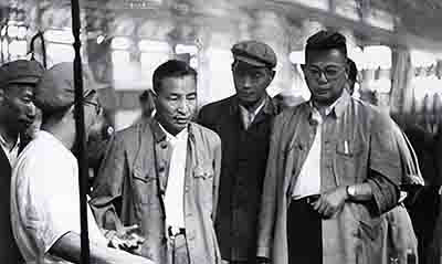 真正的群众领袖,不是高高在上发号施令,而是俯下身子、融入群众,真心实意地做他们的知心朋友。唯有如此,才能赢得人民的衷心爱戴,才能被历史永远铭记。