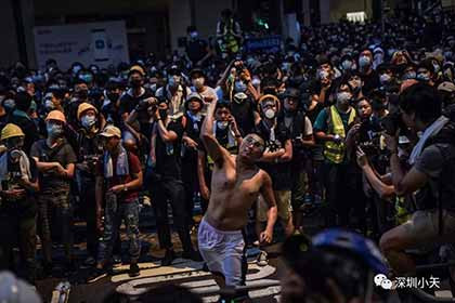 愤慨：香港警察总部被暴徒包围