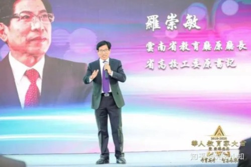 看了新疆的教育厅长，云南的教育厅长的故事，大家也就明白了最近网络舆论关注的毒教材的根子在哪里了！我们的文教系统和医疗系统都已经被渗透成了筛子，急需一场大清理、大整顿！人民群众翘首以待！