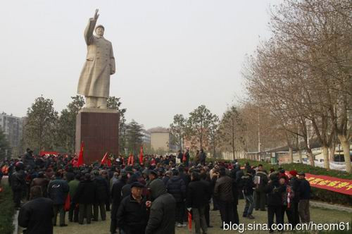 2012年12月26日10时35分,郑州忽现彩虹。正在人民广场纪念毛泽东诞辰119周年的人们,高喊毛主席万岁!