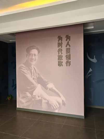 村民们亲切地称呼他为“立波胡子”“凤祥哥”。他和农民同吃同住同劳动,穿着灰蓝布中山装,一双解放鞋,说着地道的益阳土话。除了脸上那副方框眼镜,他跟普通农民已经没有区别了。 正是这种深刻的“生活体验”,让他写出了邓秀梅、刘雨生、李月辉、亭面糊、陈先晋……这些人物不是一个一个“塑造”出来的,是从那片土地里长出来的。
