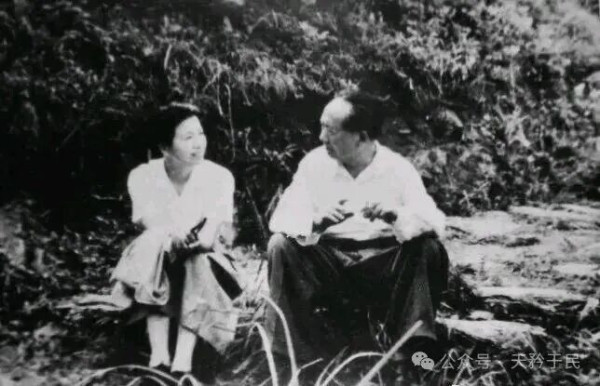 长期缺乏这种民主的自我检讨和相互检讨，以致政治空气极不浓厚;党的生活极不健全;许多领导同志胸襟狭隘，思想不开展，作风不民主，只顾小局，不顾大局;后勤系统中贪污、浪费和官僚主义极端严重