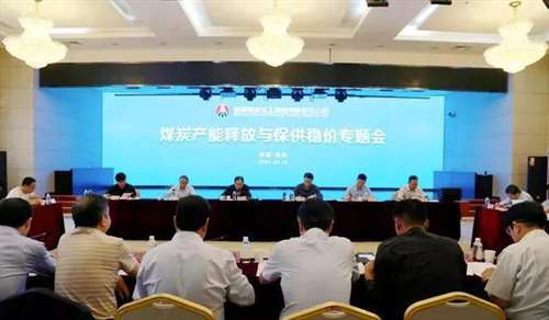 曾几何时,无数人整天抨击国企,鼓吹私有化。仿佛一旦私有了,一切问题都能解决。但其实,拿走私有化蛋糕的,只会是资本,而不是我们每一个普通人。