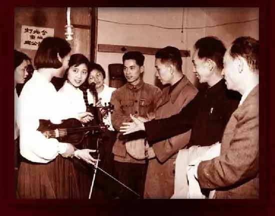 那个年代还产生了《我爱你,中国》、钢琴协奏曲《黄河》、琵琶协奏曲《草原英雄小姐妹》。脍炙人口的小提琴协奏曲《梁山伯与祝英台》也产生在‘大跃进’年代。起码从音乐上说,改革开放30年,并没有出现可以和以上三个协奏曲媲美的作品。