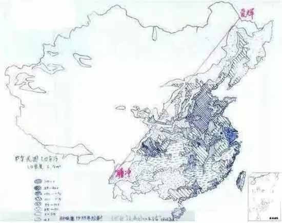 本文作者重新回到“胡焕庸线”提出的历史情境，注意到二三十年代中国人口研究领域的人口分布转向和移民殖边思潮，以及翁文灏的人口地理分界线的提法对胡焕庸的影响，表明胡线端点并非天然客观、亘古不变的，而是随经济发展和人口变化而变更的。同样，胡线还承袭了“东南人满，西北土满”的传统地理认知，在一个“整体的中国领土空间”基础上画界，突破了当时“本部—边疆”的意识形态话语，强化了中国疆域的整体概念和近代国家认同
