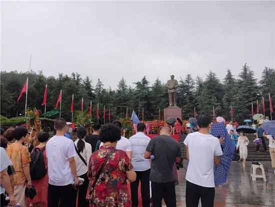 9月9日的韶山,人如海花如潮,人民呼唤毛主席!
