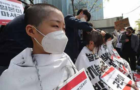 韩国大学生使馆门前削发抗议；日本非营利组织反对排污入海