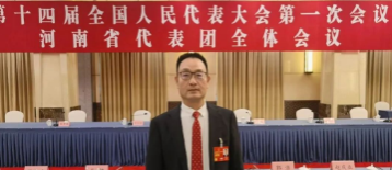表面的光环掩盖不了内心的腐化,再响亮的口号也替代不了制度的约束。一个真正健康的基层政治生态,不能仅靠个别“能人”的一己之力,而应建立在法治的基石之上,依靠制度的透明与监督的刚性。