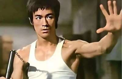 李小龙值得尊敬，但民族情绪不应替代阶级分析，也不应借毛泽东的名字为其背书。本文列举的视频或文章，除了不管白毛黑猫的无底线流量商业动机之外，很多情况下也是历史虚无的常用套路，不可不察。