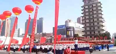 今年是建国七十周年，党员就应该和人民群众一样，一起自信坦然的高唱毛主席、传播毛泽东思想!