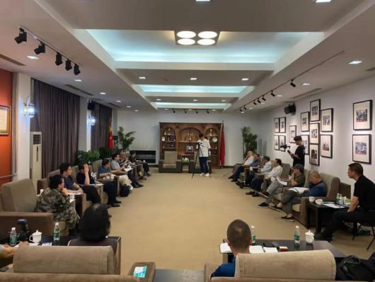 必须旗帜鲜明地支持陈力这样与党和人民一条心的文艺家及其作品，必须旗帜鲜明抑制那些对党和人民心怀不轨的文艺家及其作品。这没有什么输理的地方，应当理直气壮。