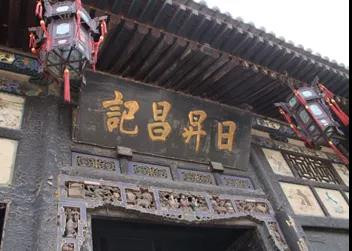 说到底，票号真的懂这个世界吗？其实从明商开始，大明是死还是活，大清能不能崛起，和他们一点关系都没有,他们也没有这个判断力，他们只知道拿战略物资过去和后金换钱，至于国家啥的，嗨，关他们屁事!