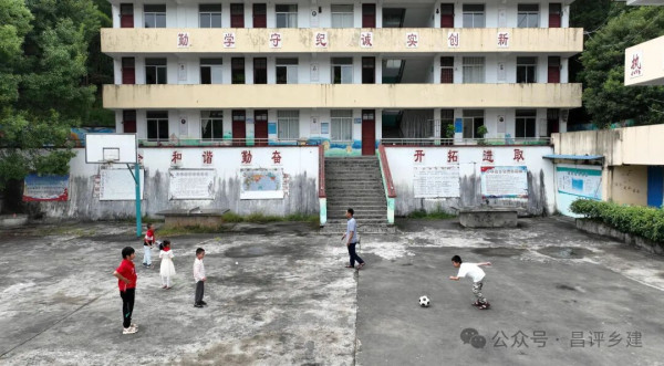 不能让房产证成为农村孩子的入学拦路虎,不能让教育公平在“学区房”的炒作中失守。我国已经是全球第二大经济体了,却为了钱而打孩子受教育的主意,搞得生不起、养不起、教不起而出生率断崖式下跌