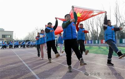 很高兴看到升旗有人,国旗文化传承有人!