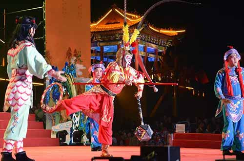 壮丽七十载奋进新时代 南街村隆重举办庆祝新中国成立70周年大型文艺晚会