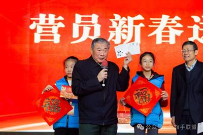 很高兴看到升旗有人,国旗文化传承有人!