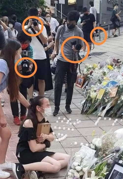 这香港女孩下跪痛哭，但为什么她的身旁安排了5架相机？