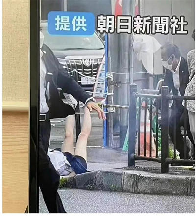 山上之怒,彗星袭月,白虹贯日,安倍倒于奈良,JK扑于路边。红脖子之怒,免冠徒跣,以头抢地,摘掉帽子光着脚,把头往地上撞。光cosplay,没用!