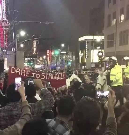 马拉多纳有两大毕生之政治偶像：菲德尔·卡斯特罗与切·格瓦拉，两位古巴共产党的缔造者与古巴独立运动、反美帝国霸权主义革命的领导者。