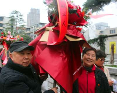 武汉人民纪念毛主席诞辰132周年活动在武汉剧院举行(图片新闻)