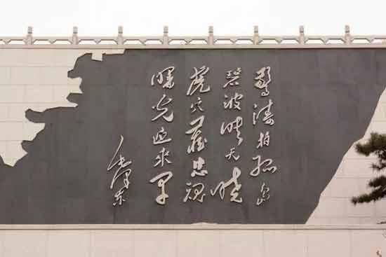 台湾当局这些年非但没有把我们当作同胞,反而成了帝国主义围堵中国的桥头堡和马前卒,反而成了积极配合美帝印太战略的带路党,严重危害着国家安全,他们不是可以团结的同志,而是彻底离心离德的“叛乱分裂分子”。