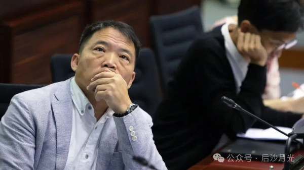乱港头目润英被踢，活得不如一条丧家犬！