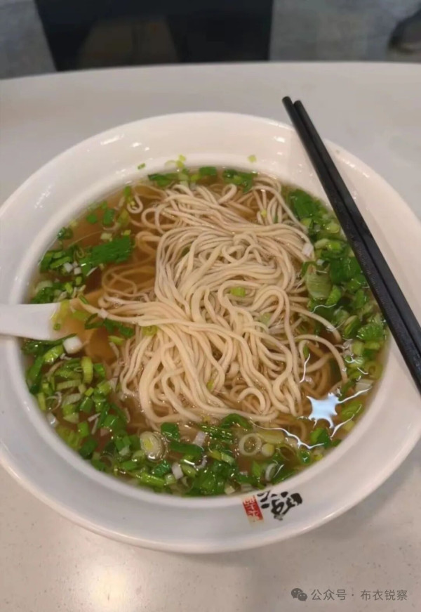 原因并不复杂。交通枢纽属于典型强势渠道，租金远高于普通商场，这些成本最终被转嫁到消费者身上。但“租金高”就能解释一切吗?根本区别在于——竞争、垄断。
