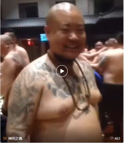 当一种人人讲付出、人人讲奉献、人人有觉悟、人人有精神的高级文明，被一种自私、自利、低俗、腐朽、暴力、戾气的低级文化所取代，其结果自然不言而喻。