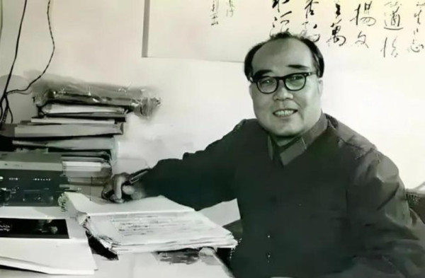七十五年前的四月十一日,《人民日报》头版发表了《谁是最可爱的人》。作家魏巍由此名满天下,红杨树扎根革命,坚持斗争的一生也从此注定。
