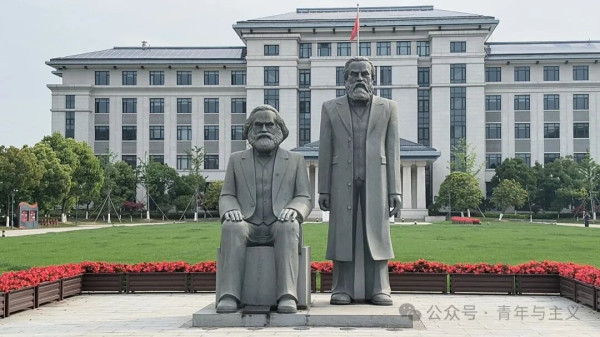 在现代社会冰冷且精密的秩序里,无数人奔波于庸常烟火,终生追逐着资本定义的所谓的自由、缥缈的快餐式的温柔与空洞廉价的浪漫。资本如同一张无形的巨网,编织出了五彩斑斓的幻境,潜移默化地重塑着现代人的认知和生活。