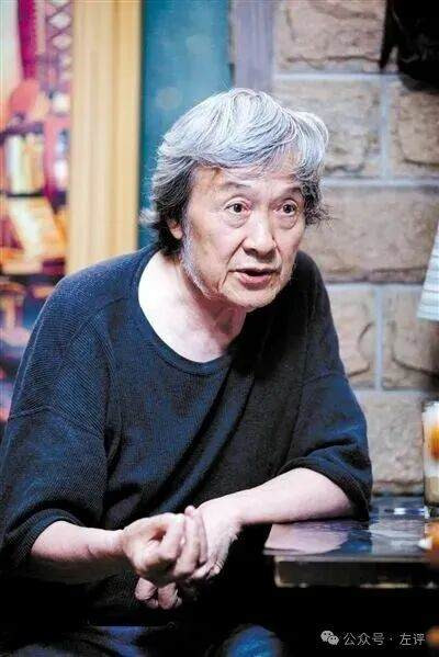 本文对“手机社会”中文化断裂与知识分子困境的忧思值得重视，但将文化民主化与消费主义高度绑定、将大众媒介实践视为精神堕落，并以19世纪经典阅读定义知识分子，不免带有精英怀旧色彩。知识普及本是进步力量，关键在于能否打破资本对公共空间的垄断；真正的知识分子，应能在信息洪流中把握本质、扎根实践、服务人民——这正是马克思主义“实事求是、知行合一”精神的当代体现。